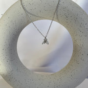 Collar de plata con dije en forma de abeja con circonitas brillantes. Joya elegante y minimalista, perfecta para amantes de la naturaleza y la simbología especial. Accesorio ideal para uso diario o como regalo significativo. Disponible en El Jardín de las Joyas.